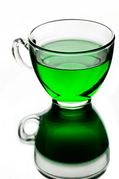 Genomskinligt glas kopp med grönt te — Stockfoto