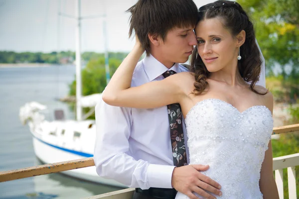 Mariée et marié sur fond de yacht blanc — Photo