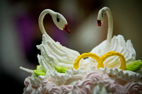 結婚式のケーキの上の白鳥 — ストック写真