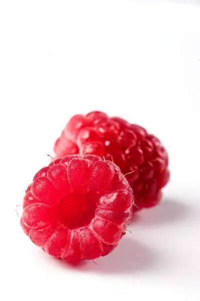 白で分離されたおいしい赤ラズベリー — ストック写真