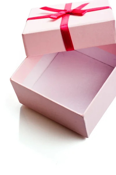 Открытая розовая коробка подарков — стоковое фото