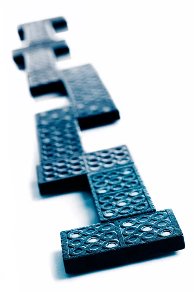 Pedaços de dominó preto em sequência — Fotografia de Stock