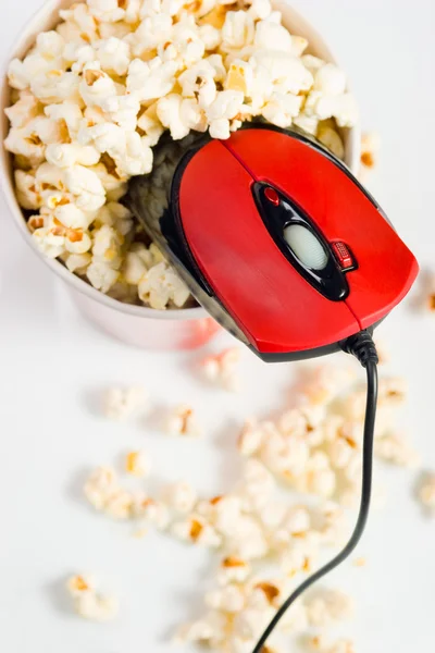 Červená vysoká miska s popcorn s počítačovou myš — Stock fotografie