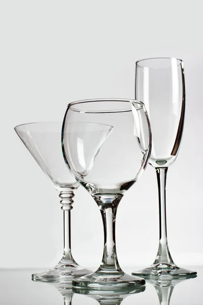 Стеклянные винные бокалы, пропитанные белым — стоковое фото