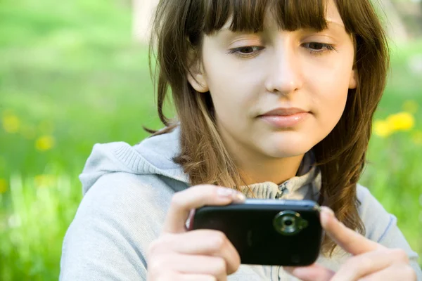 디지털 카메라와 함께 젊은 여성이 복용 그림 — 스톡 사진