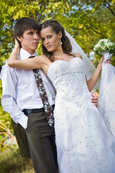 Обнимающие невесту и жениха — стоковое фото