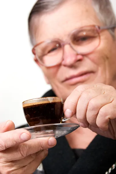 Knappe bejaarde man drinken koffie — Stockfoto