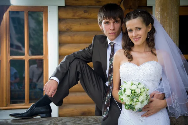 Обнимающие невесту и жениха — стоковое фото