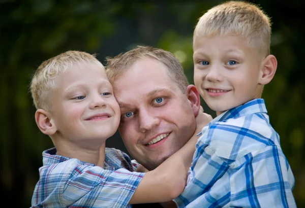 Papá feliz con gemelos — Foto de Stock