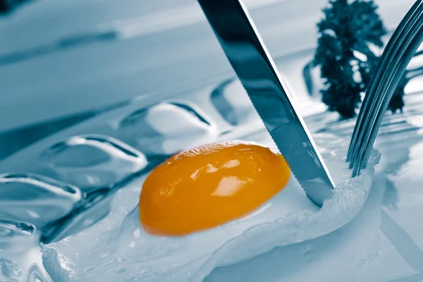 Comer huevo frito con cuchillo y tenedor — Foto de Stock
