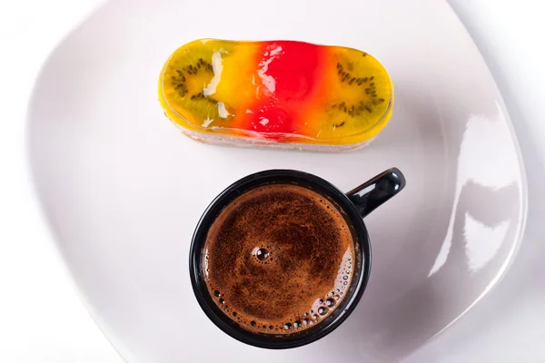多彩甜果冻蛋糕和咖啡杯子顶部 — 图库照片