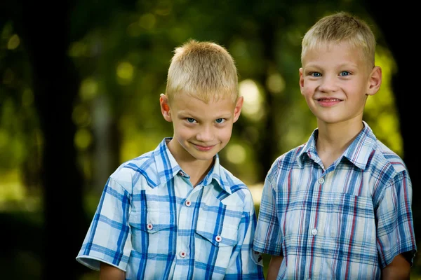 Два улыбающихся брата-близнеца портрет — стоковое фото