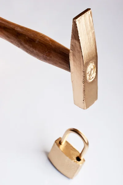 Hummer dourado esmagando cadeado dourado — Fotografia de Stock
