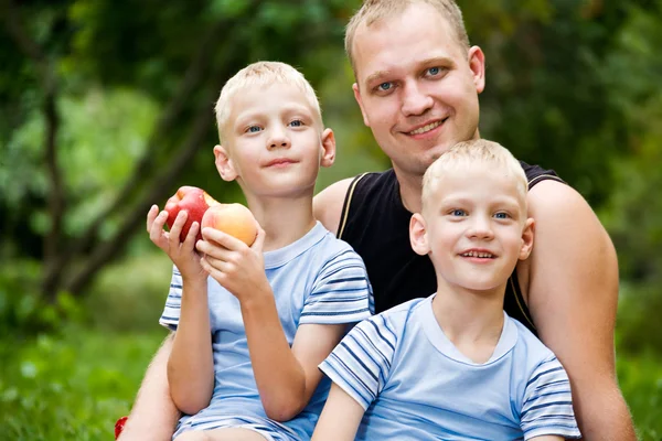 Szczęśliwy tata z bliźniaczych chłopców — Zdjęcie stockowe