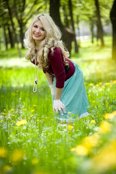 Usmíval se blondýnka zelené trávě — Stock fotografie