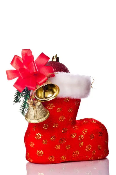 Bota de Papai Noel vermelho decorado com bola de xmas e sinos — Fotografia de Stock