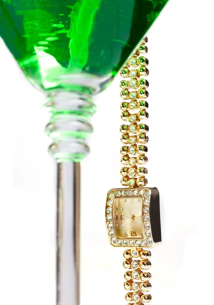 Armbanduhr hängt aus Martini-Glas — Stockfoto