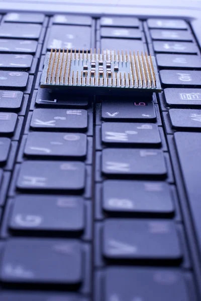 Чип процесора на клавіатурі комп'ютера — стокове фото