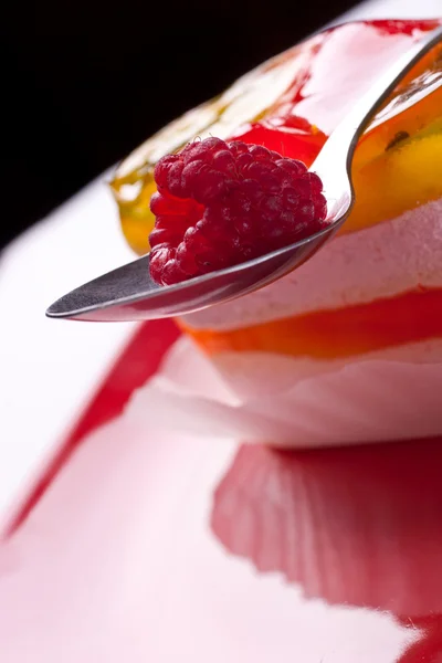 甜果冻蛋糕与覆盆子 — 图库照片