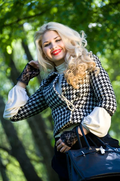 Mooie jonge blond in zomer park — Stockfoto
