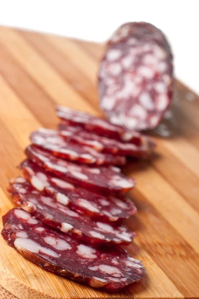Plastry salami na desce do krojenia — Zdjęcie stockowe
