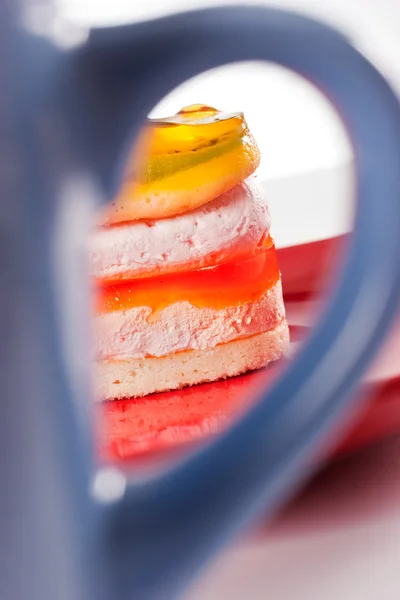 Sladké želé dort s hrnek na čaj — Stock fotografie