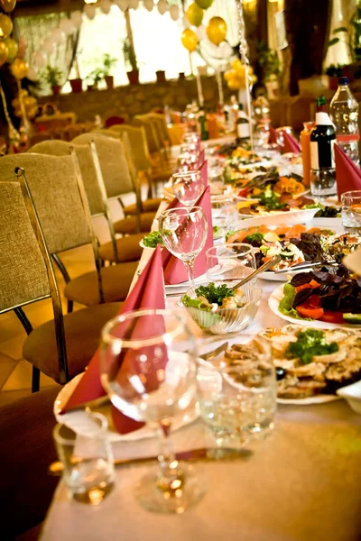 Организованный праздничный стол — стоковое фото