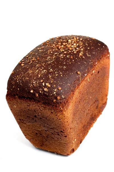 分離された無愛想なライ麦パンの塊 — ストック写真