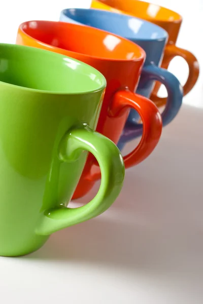 Tasses en céramique multicolores sur blanc — Photo