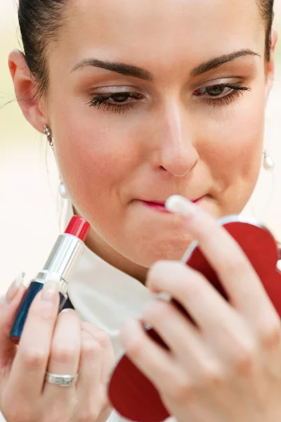 Mujer joven sensual aplicando lápiz labial —  Fotos de Stock