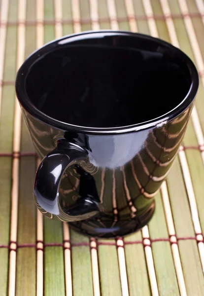 Чашка кофе на бамбуковом коврике — стоковое фото