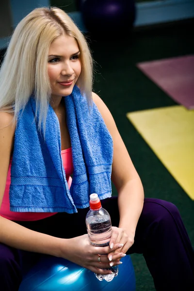 Hermosa joven rubia en el gimnasio — Foto de Stock