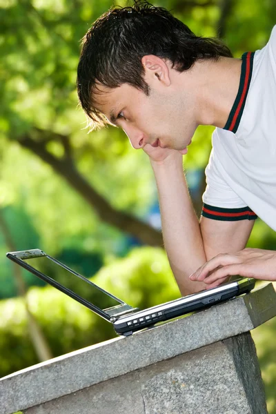 Homem com retrato ao ar livre laptop — Fotografia de Stock