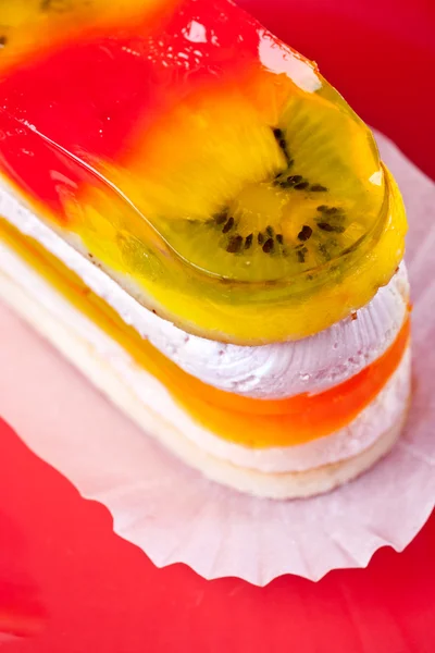 Gâteau de gelée de fruits sur assiette rouge — Photo
