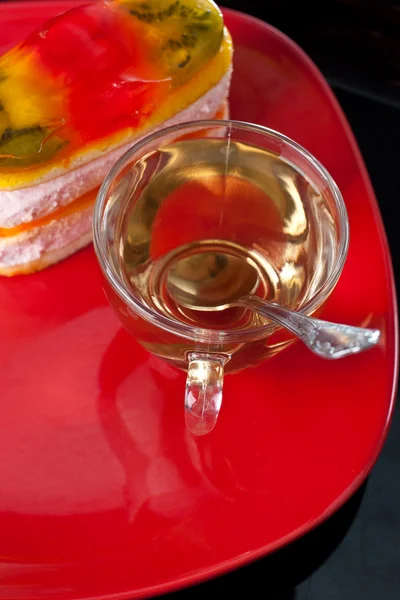 Gelee-Kuchen mit einer Tasse Tee — Stockfoto