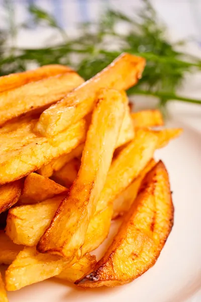Aardappel frietjes met groen — Stockfoto