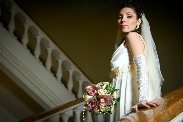 Gyönyörű fiatal menyasszony állt a lépcső — Stock Fotó
