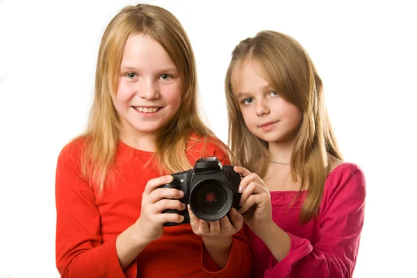 Zwei süße kleine Mädchen mit Fotokamera — Stockfoto