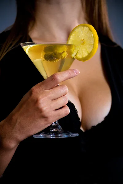 Hermosa joven sosteniendo martini — Foto de Stock