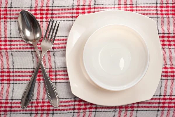 Пустая тарелка, ложка и вилка — стоковое фото