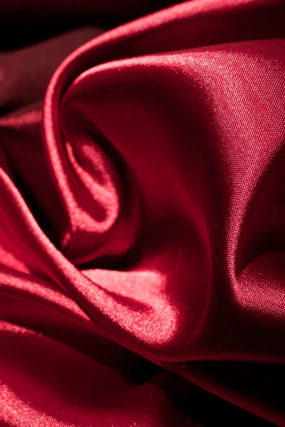 Dobra de tecido vermelho brilhante — Fotografia de Stock
