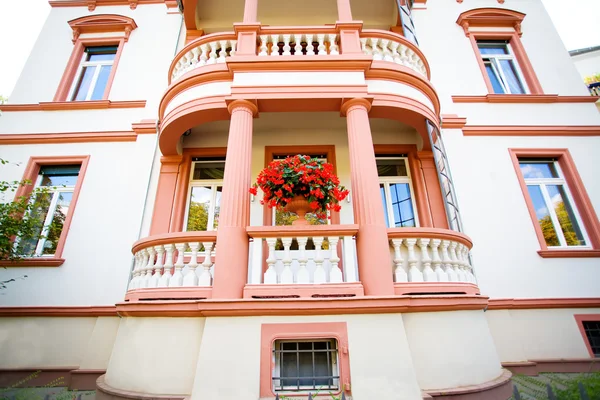 Casa europea con balcón — Foto de Stock
