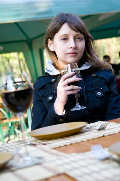 Süße junge Frau mit Weinglas — Stockfoto