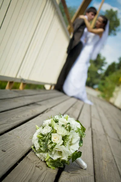Наречений і наречений з квітами спереду — стокове фото