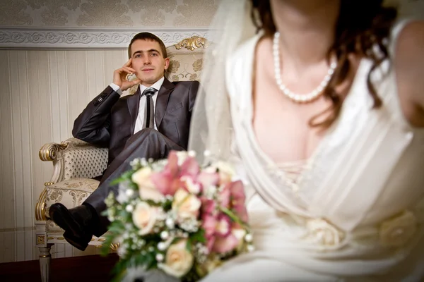 Krásná nevěsta a ženich v vnitřní prostředí — Stock fotografie