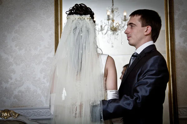 Noiva e noivo ao lado do espelho — Fotografia de Stock