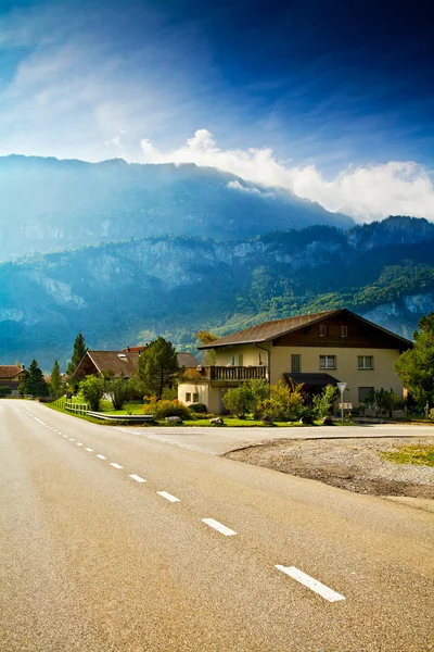 Estrada que atravessa a pequena aldeia alpina — Fotografia de Stock