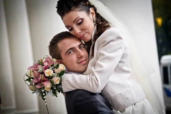 Oblubienica i pan młody obejmujący — Zdjęcie stockowe