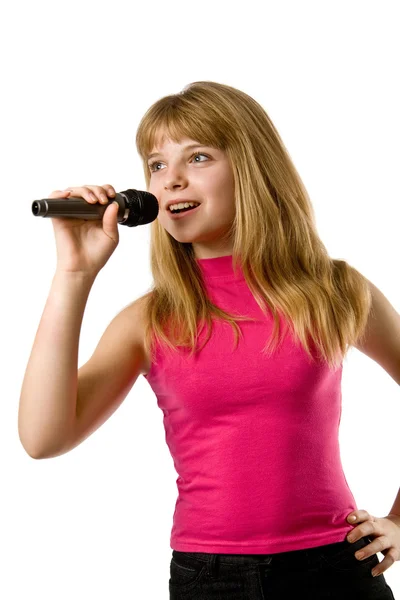 Söt liten tjej sjunga i mikrofon isolerade över vita — Stockfoto