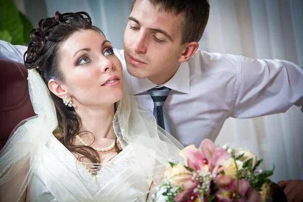 Bela noiva jovem e noivo em ambiente interno — Fotografia de Stock